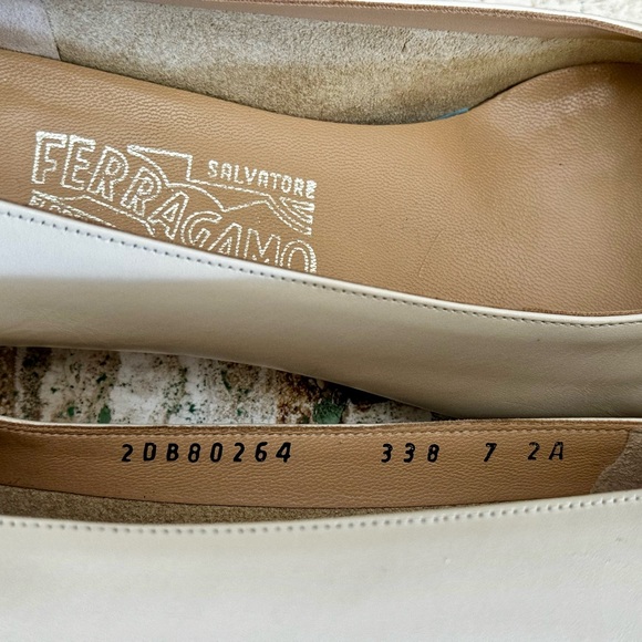 SALVATORE FERRAGAMO VARA 7AA NARROW IVORY LOW HEEL PUMPS HEELS RIBBOW BOW SHOES - Picture 4 of 11